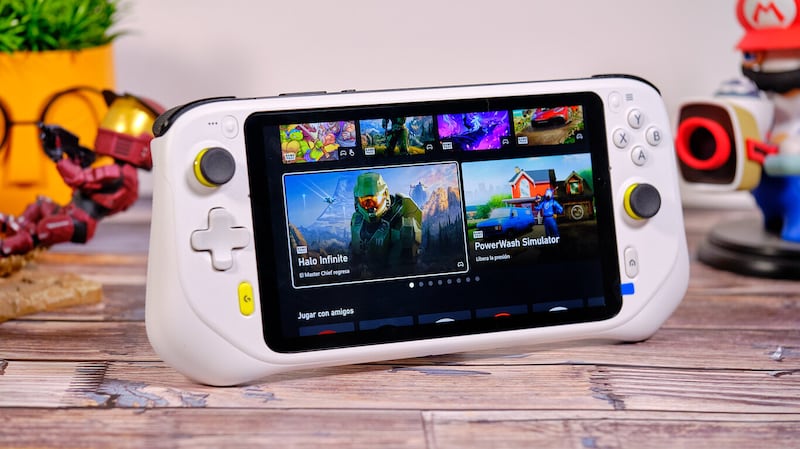 La consola portátil Logitech G Cloud a un año de su salida ha bajado de precio. Soporta Game Pass, Steam y Google Play. La Nintendo Switch no.