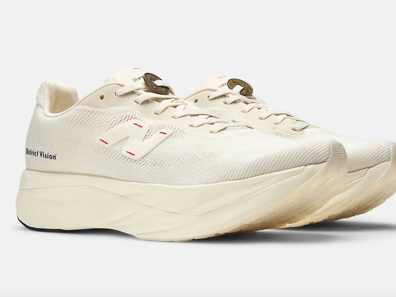 Con Amuleto: District Vision y New Balance lanzan la zapatilla que incluye un colgante de la suerte