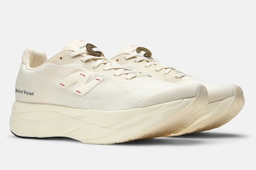Con Amuleto: District Vision y New Balance lanzan la zapatilla que incluye un colgante de la suerte