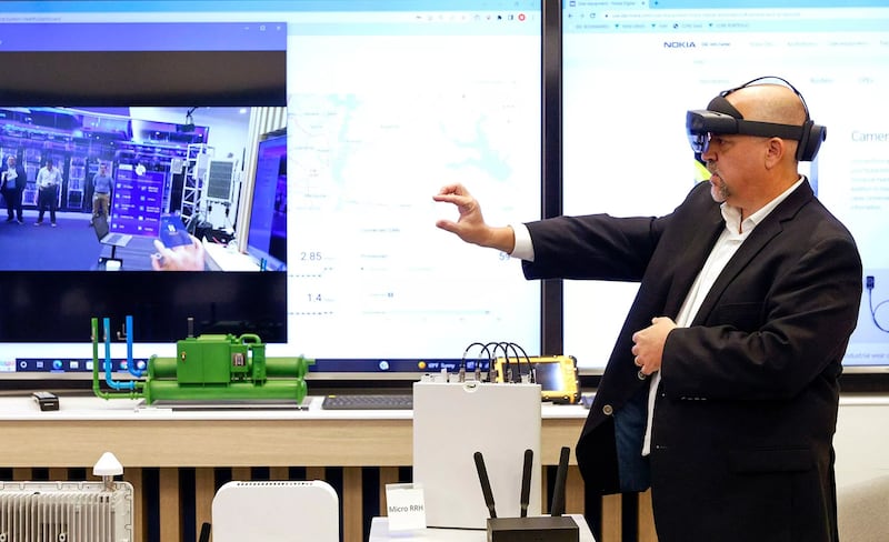 Michael Kelly, arquitecto de soluciones de demostración en el centro de experiencia ejecutiva de Nokia en Coppell, Texas, demuestra un uso real de HoloLens de Microsoft utilizando la tecnología de Nokia.