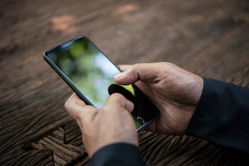 Dos funciones que debes apagar en tu móvil si no quieres que te espíen o te roben tus datos