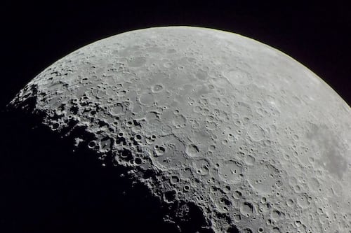 La Luna se volvió al revés: científicos resuelven el misterio de cómo se formó el manto lunar