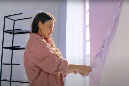 “La pintura que puedes despegar” | Decorar las paredes de la casa cambió para siempre con este invento