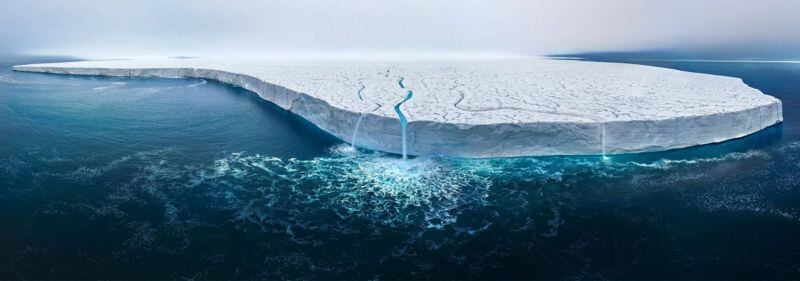 Agua derretida que emana de la capa de hielo de Austfonna