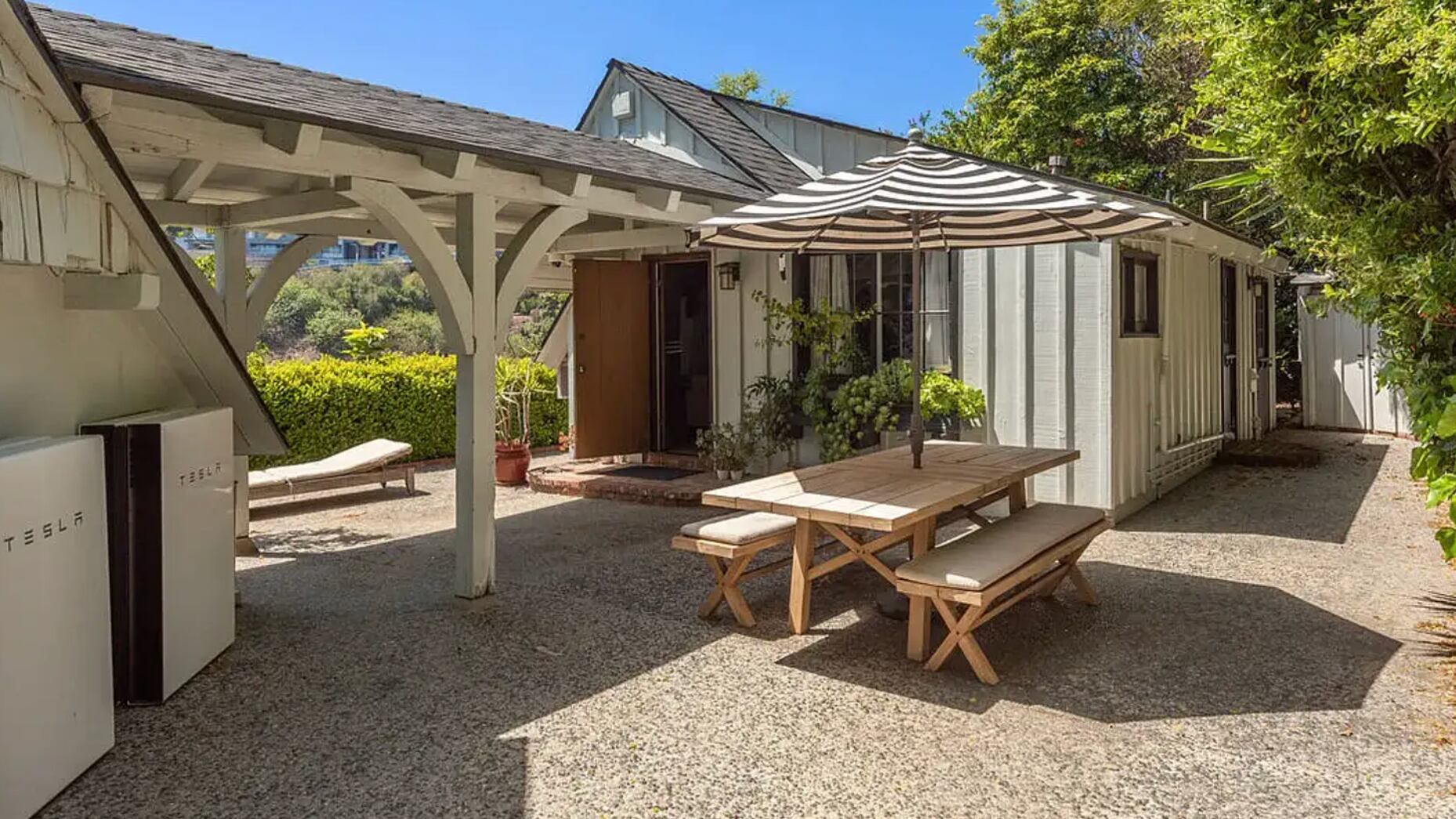 La casa cuenta con 4 dormitorios, 5 baños y una sala de estar de 255 metros cuadrados.