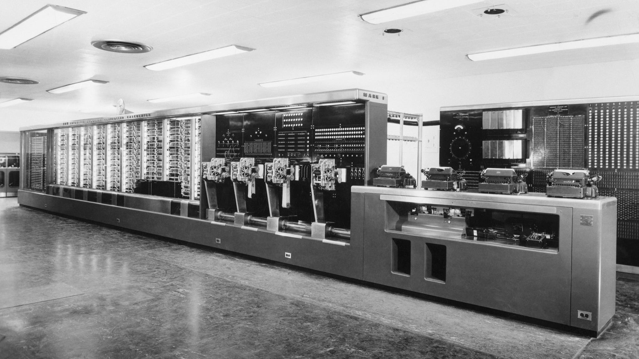 La Harvard Mark I de IBM, la primera computadora electromecánica, contaba con 760 mil ruedas y 800 kilómetros de cableado, 3.300 relés y más de 175 mil conexiones.