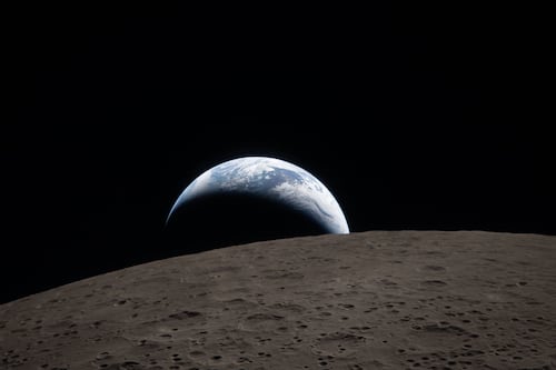 Artemis II: estas son las impactantes imágenes captadas desde la órbita lunar