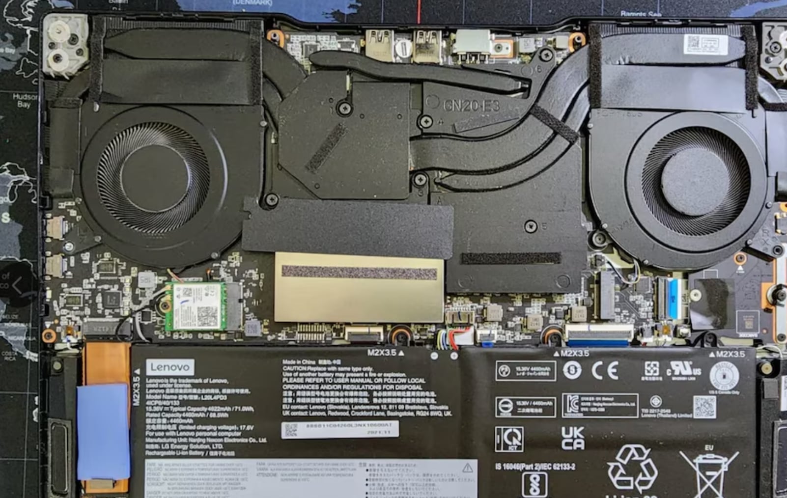 ¿Protección o estética? La verdad técnica sobre la lámina negra que cubre la RAM y el SSD de tu laptop