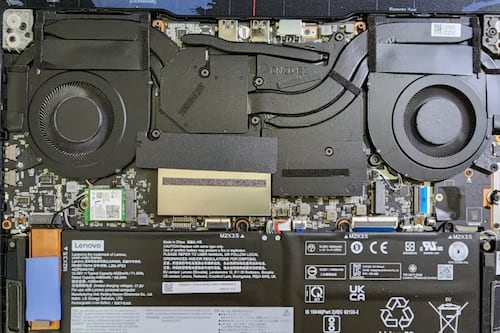 ¿Protección o estética? La verdad técnica sobre la lámina negra que cubre la RAM y el SSD de tu laptop