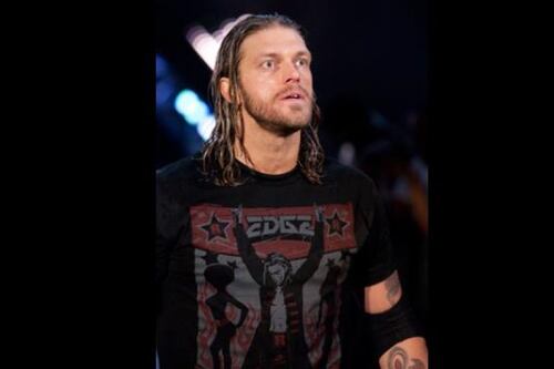 El día que Edge se enojó por dar un beso no planeado en WWE