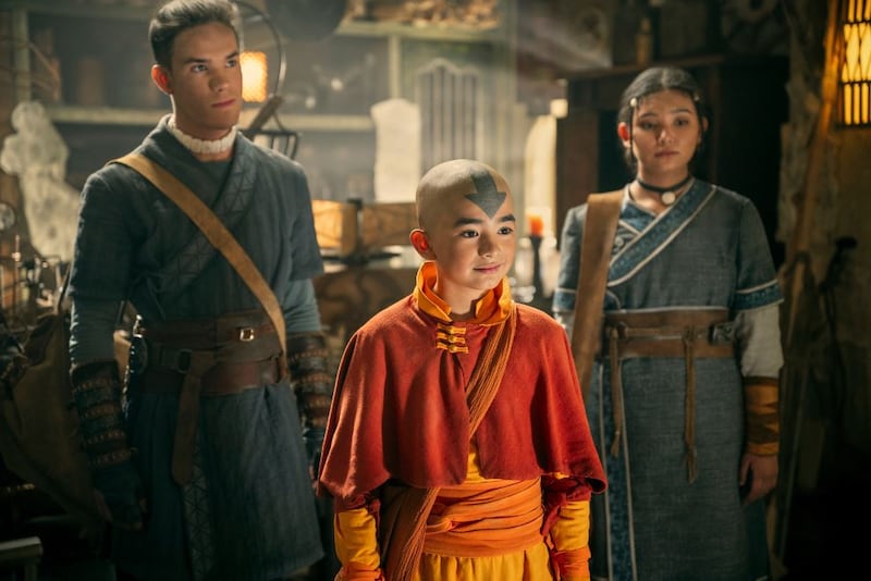 Ian Ousley, Gordon Cormier y Kiawentiio en 'Avatar: la leyenda de Aang'