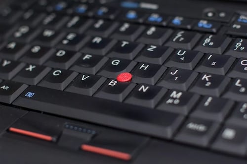 El misterio del “botón” rojo en medio del teclado de las laptops Lenovo: ¿Para qué sirve realmente?
