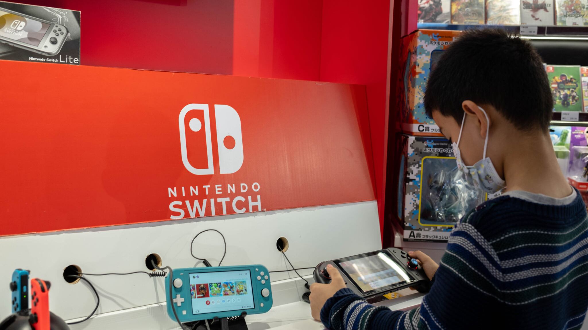 Un niño juega con la Nintendo Switch en una tienda de la empresa en China, en 2021.