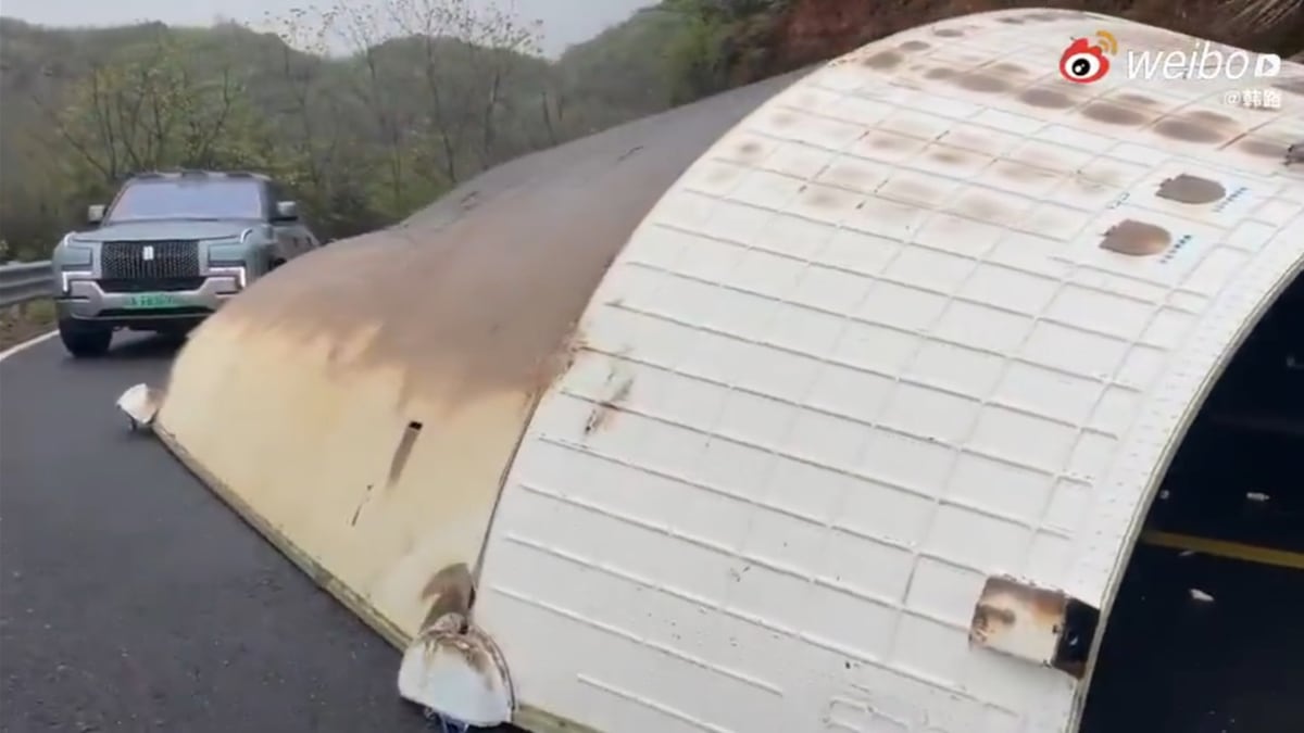 Placa de hierro en carretera de China