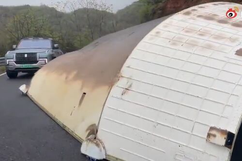 Enorme placa de un cohete espacial cae en medio de una autopista en China