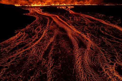Satélite de la NASA capta corriente fluvial de lava en una fisura que emerge de un glaciar en Islandia
