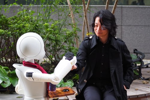 Cafetería en Tokio usa meseros robots manipulados por personas con discapacidad, que trabajan desde casa