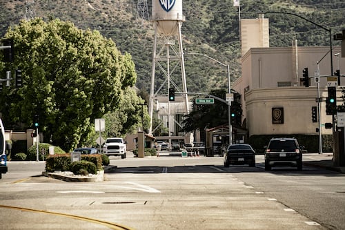 El gran debut del Tesla Robotaxi será en Warner Bros: ¿Es esta la jugada más arriesgada de Musk?