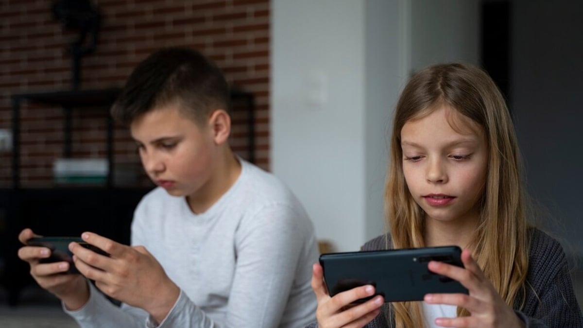 Adolescentes usan celulares- Freepik