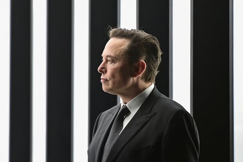 Elon Musk predice que trabajar será opcional en un futuro donde la IA y los robots harán “ricos a todos”