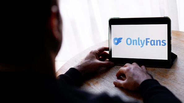 La joven descubrió que el novio de su madre era su suscriptor en OnlyFans