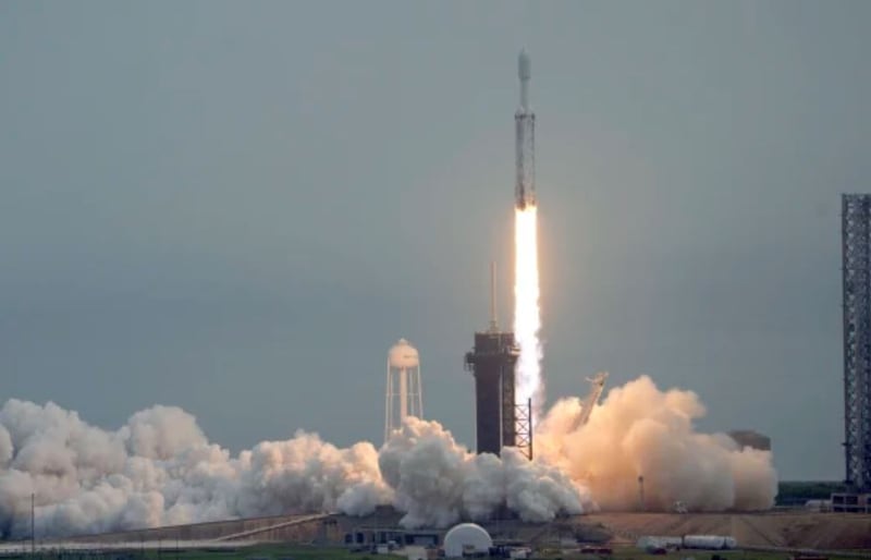 Un cohete Falcon Heavy de SpaceX despega del Centro Espacial Kennedy en Cabo Cañaveral, Florida, el viernes 13 de octubre de 2023.| Foto: John Raoux / AP