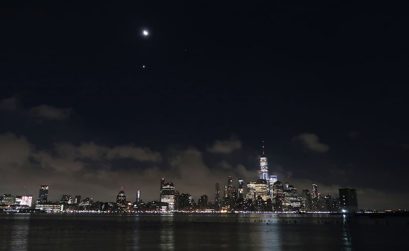 Foto del planeta Venus y la estrella Spica desde la localidad de Hoboken, Nueva Jersey, Estados Unidos. Esta foto corresponde al mes de diciembre.