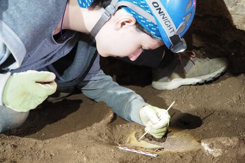 Arqueólogos españoles impactados por hallazgos en una cueva: cerámicas romanas, huesos de niños y hasta restos de armas