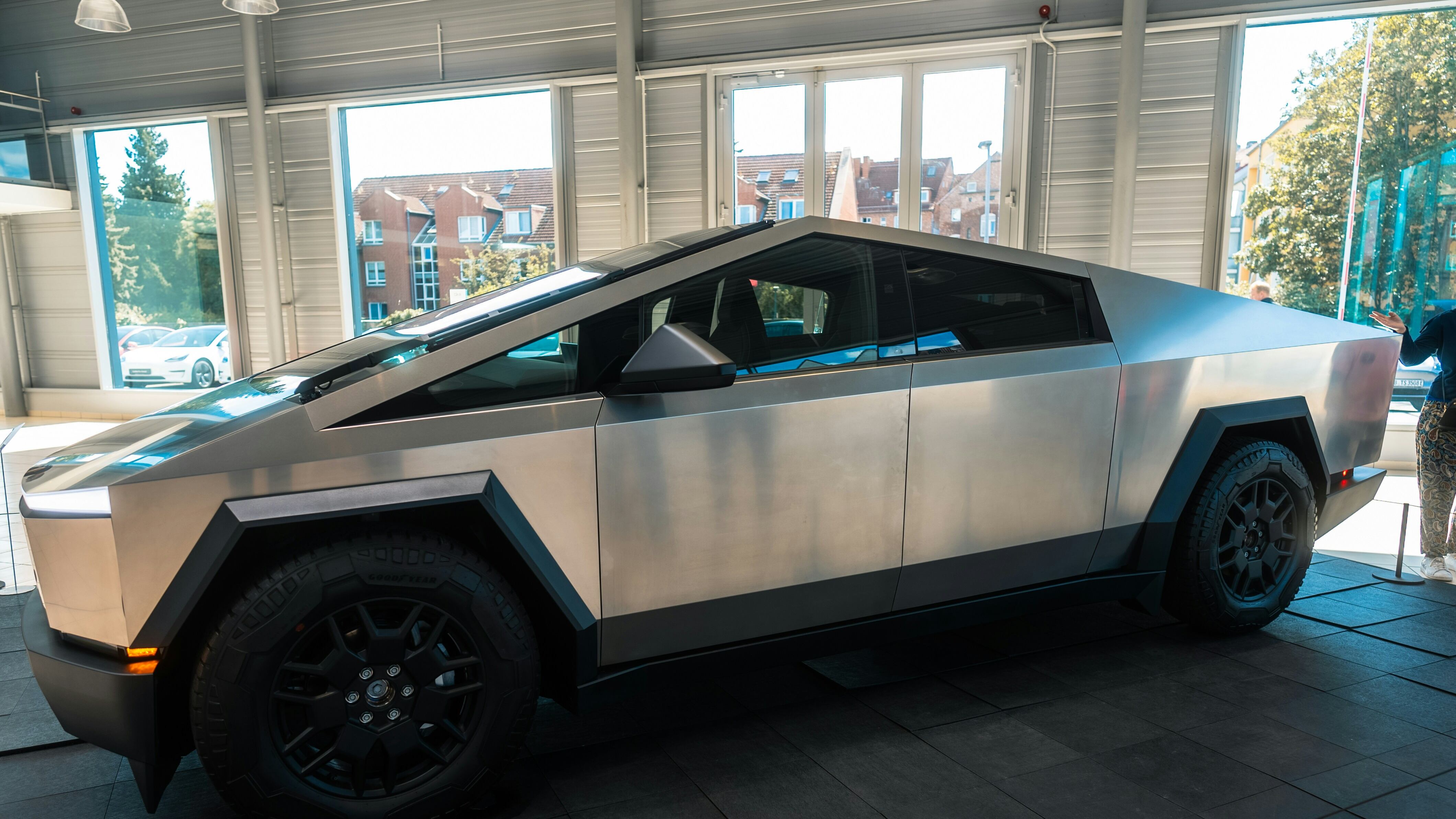 Aunque Tesla ha intentado mantenerse al margen de los conflictos políticos, este regalo podría situar a la empresa en el centro de una controversia internacional.