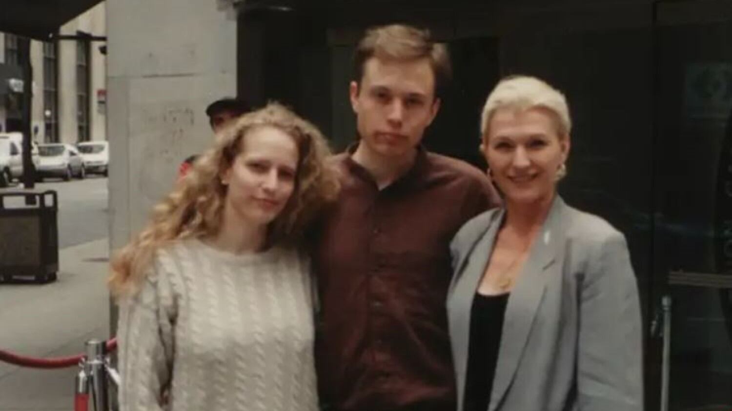 Acompañado por Jennifer Gwynne y Maye Musk