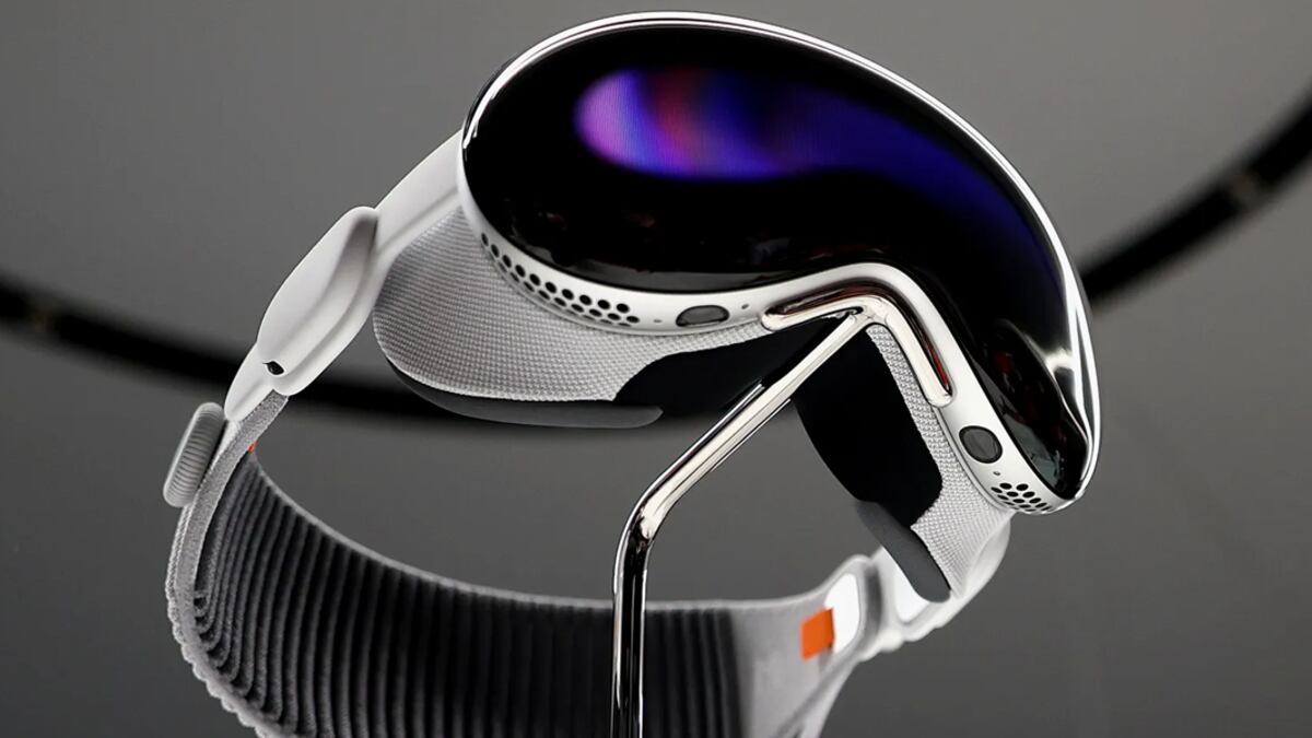 El casco de Realidad Mixta Apple Vision Pro tendrá pocas aplicaciones nativas, pero por lo menos ya corre juegos de la Game Boy.