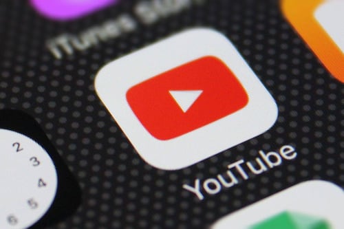 YouTube trabaja en un nuevo gesto que permite controlar la reproducción pulsando cualquier parte del video