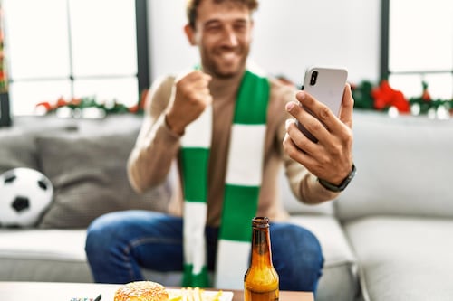 Así son los nuevos smartphones inspirados en la fiesta futbolera