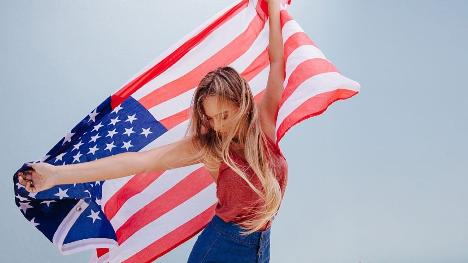 Mujer con la bandera de Estados Unidos