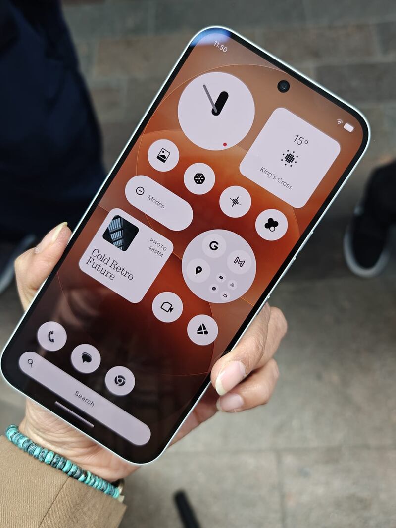 Charlie Smith, Chief Brand Officer de Nothing, explica cómo el diseño emocional, la colaboración con la comunidad y la cultura creativa están redefiniendo la forma en que interactuamos con la tecnología