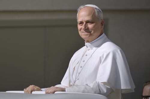 ¿Poké Papa? A León XVI le regalaron una carta Pokémon y autografió otra