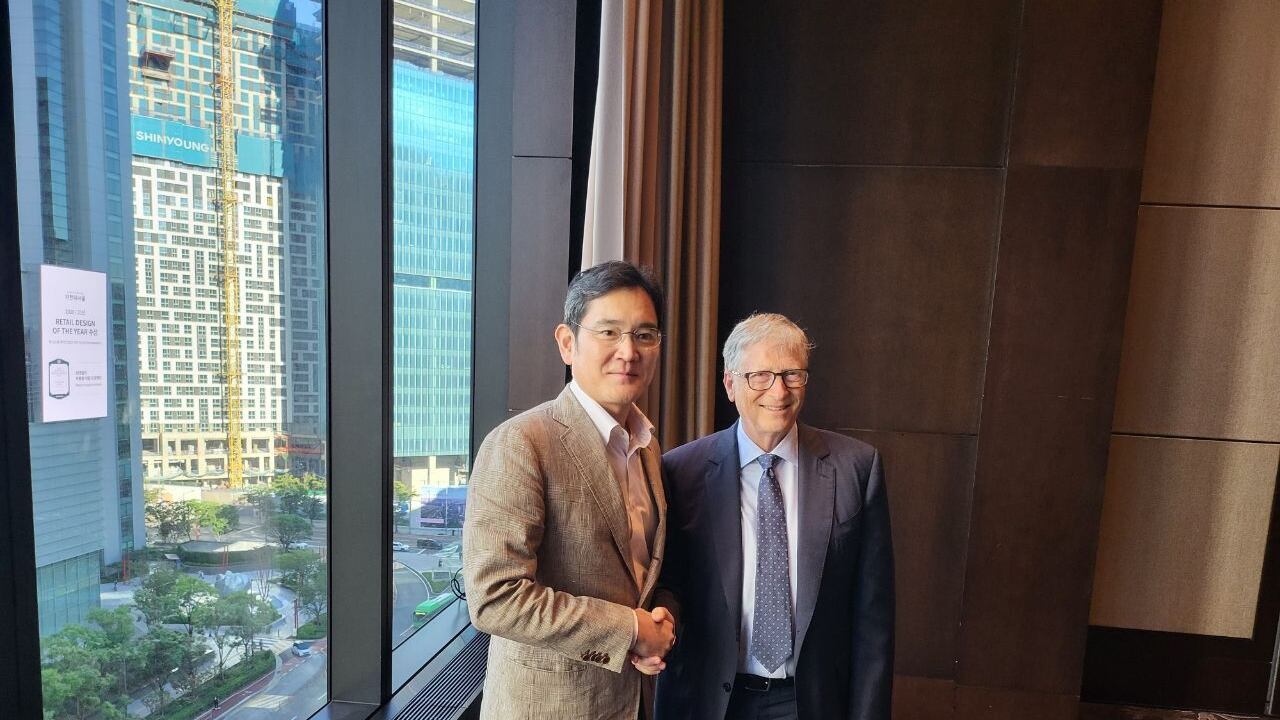 Jay Y. Leey, vicepresidente de Samsung, y Bill Gates