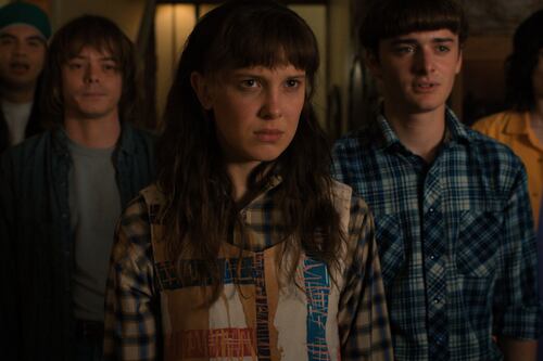 Creadores de Stranger Things responden con humor críticas por la edad actual del elenco