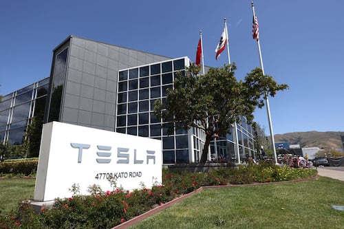 Elon Musk y un nuevo escándalo: 15 empleados demandan por discriminación racial a Tesla