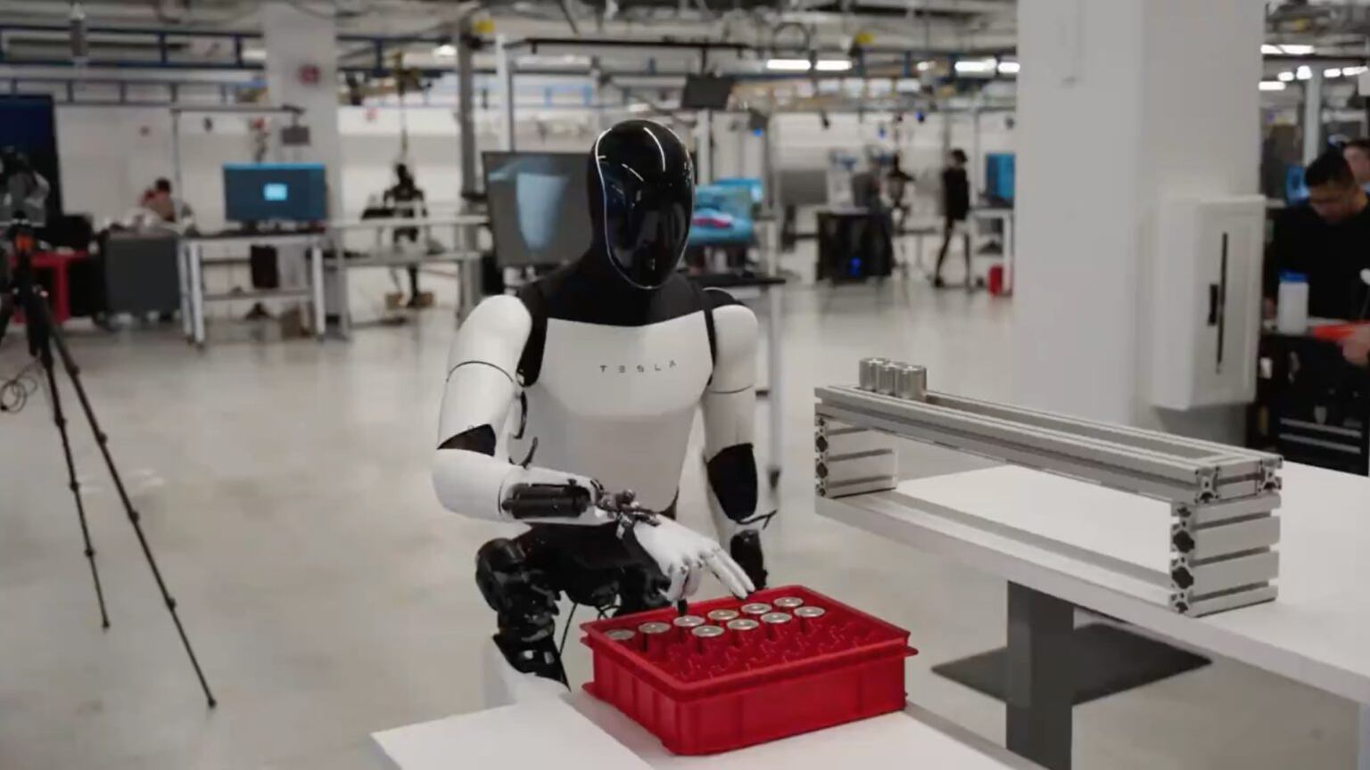 El robot Optimus se muestra realizando labores de fábrica. Tesla y Elon Musk alaban los avances mientras recortan a su personal en la automotriz.