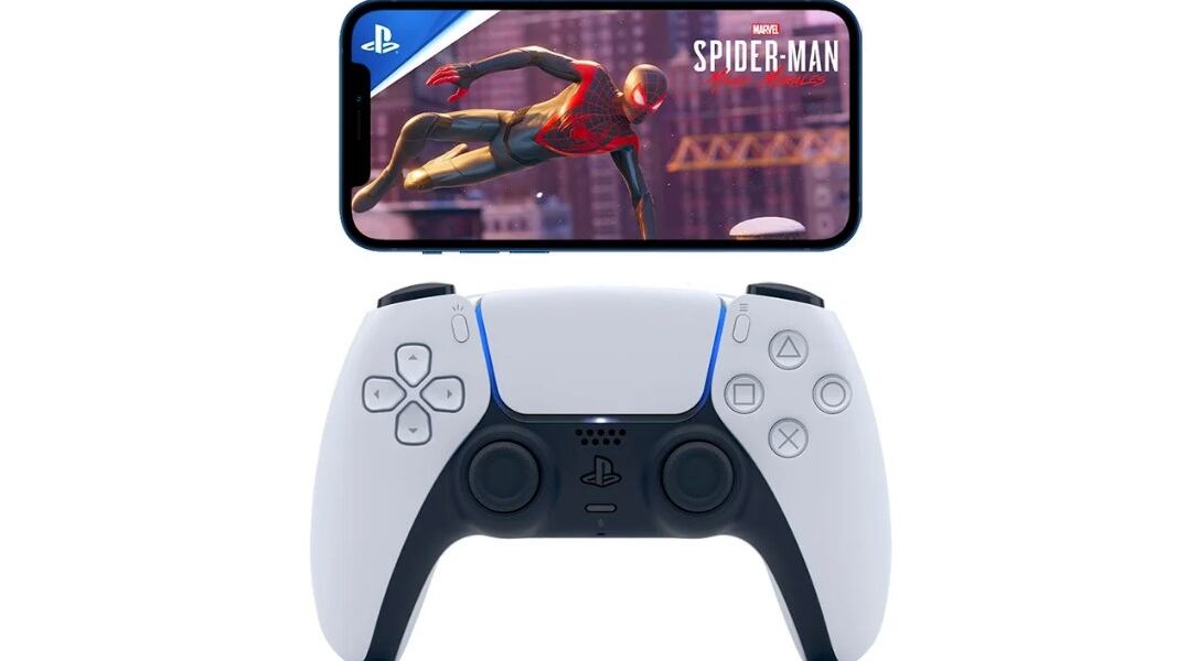 Una imagen que muestra el DualSense de PS% debajo de un iPhone que muestra el videojuego Spider-Man: Miles Morales.