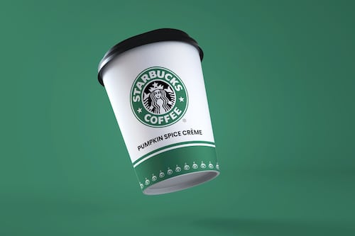 Starbucks patenta una máquina de café que hace bebidas coloridas para combinar con la ropa de los clientes