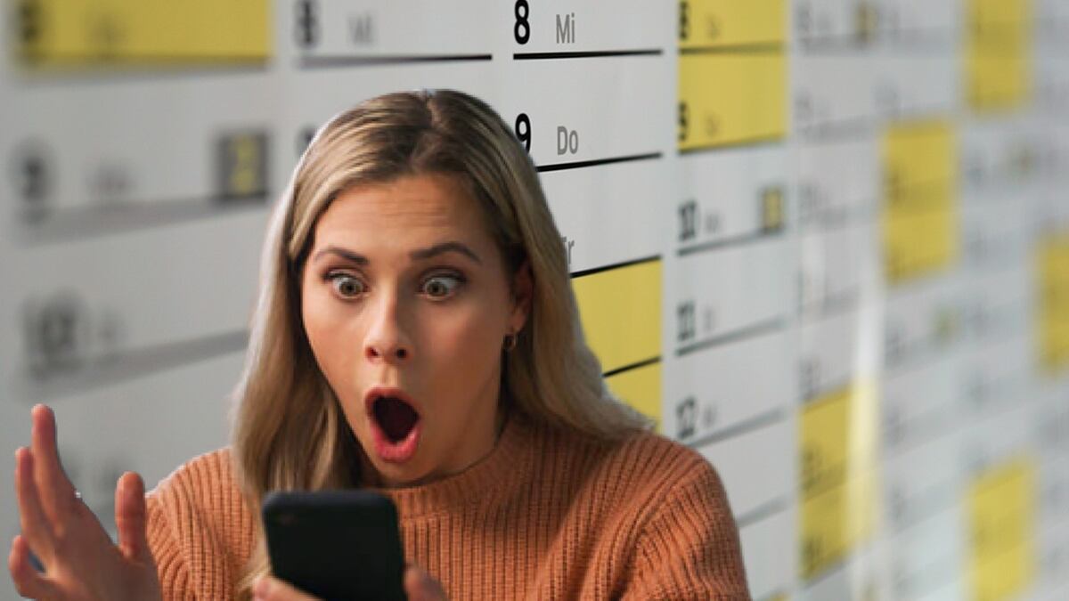 Mujer sorprendida al ver una imagen en su celular - Pixabai iStock