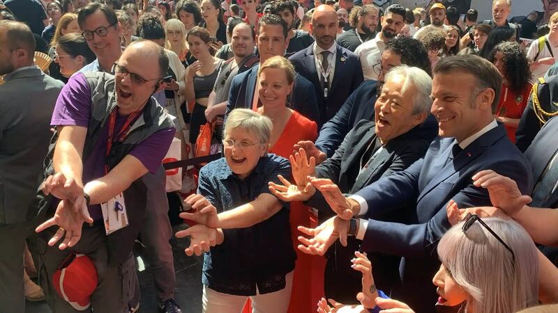 Emmanuel Macron haciendo un Kame Hame Ha