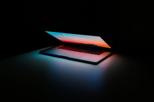 ¿Viajeros en el tiempo en la antigua Grecia? La escultura que parece tener un notebook