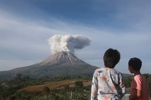 Volcán en Indonesia que mató a 26 personas hace 11 años registra actividad con nubes de cenizas que pasan los 4.500 metros