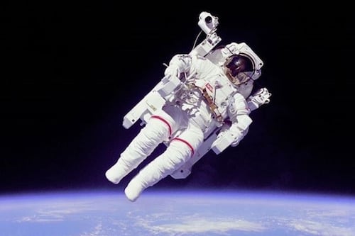 ¿Cómo se mide el peso de los astronautas en el espacio? Este video muestra el ingenioso método en la ISS