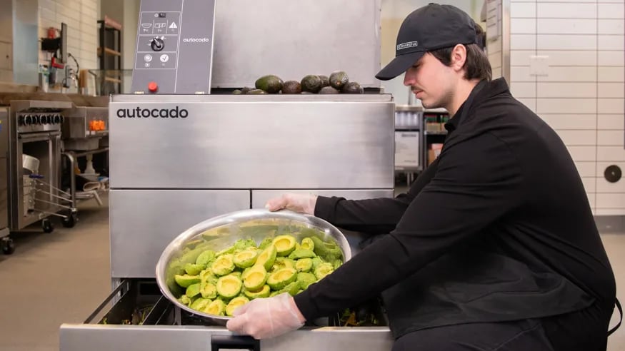 La cadena de restaurantes Chipotle hace equipo con la compañía Vebu y crea un robot de nombre Autocado que se dedica a elaborar guacamole.