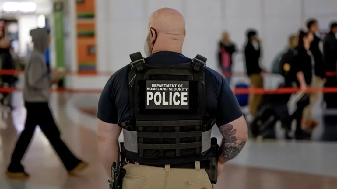 Un agente de la policía federal del Departamento de Seguridad Nacional vigila en el Aeropuerto Internacional Hartsfield-Jackson de Atlanta, en Atlanta, Georgia (EE. UU.)