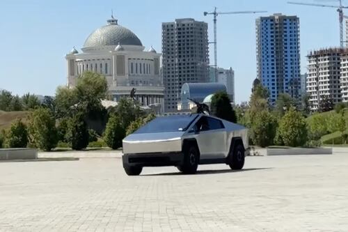 Un Cybertruck con ametralladora: Así es el auto que Elon Musk le regaló a Ramzam Kadirov